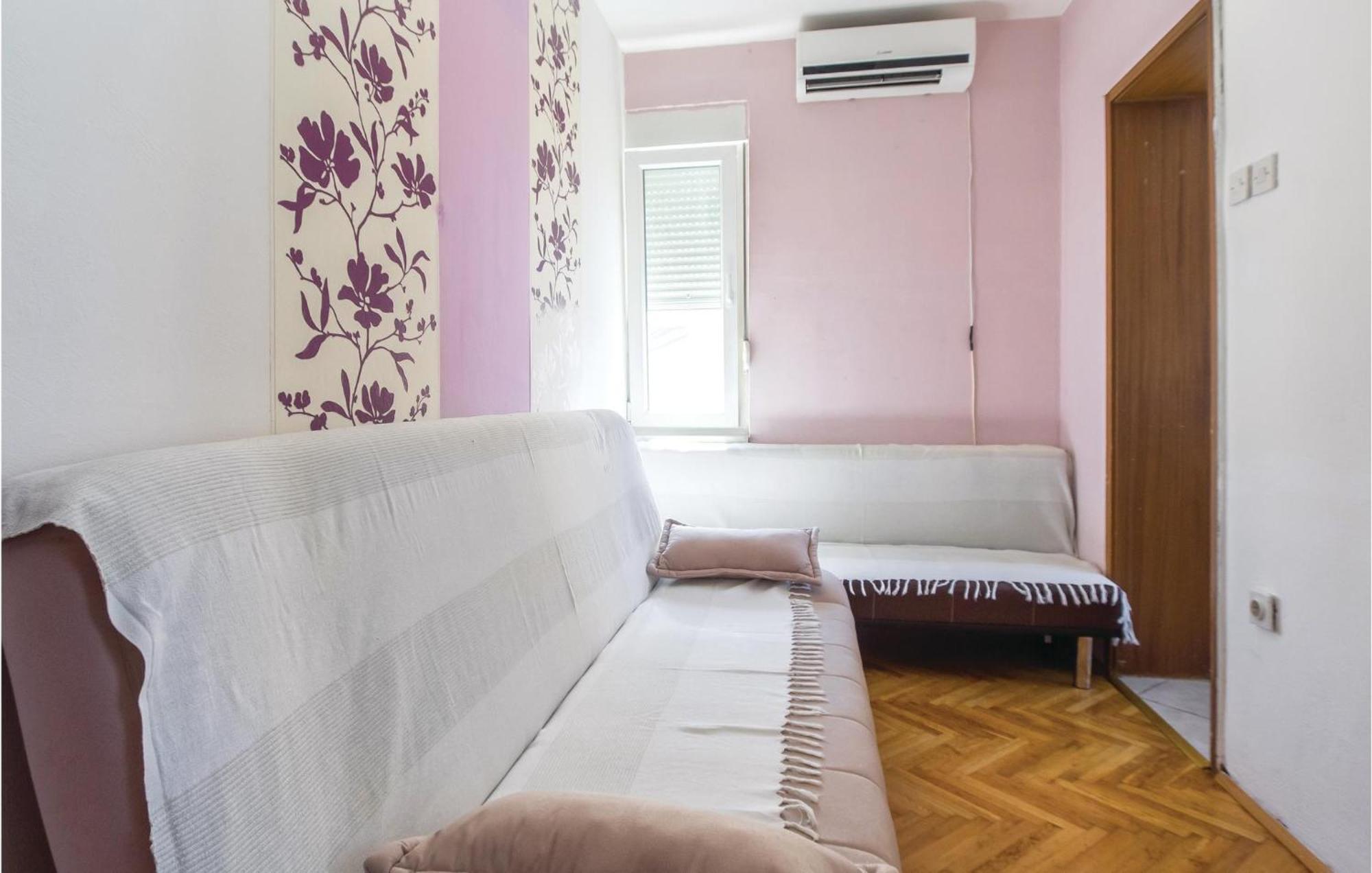 Amazing Apartment In Split With Kitchen Buitenkant foto